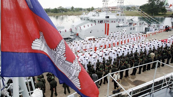 Hải quân Campuchia trong một nghi thức tiếp nhận một tàu tuần tra của Trung Quốc ở căn cứ Ream (ảnh: Asia Times)