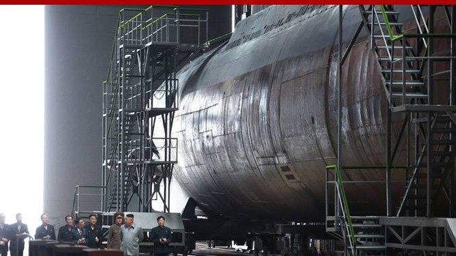 Lãnh đạo Triều Tiên Kim Jong-un thị sát "tàu ngầm mới chế tạo" hôm 23/7 (Ảnh: KCNA)