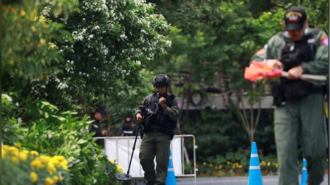 Đội rà phá bom mìn tiếp cận hiện trường một vụ nổ ở Bangkok, Thái Lan hôm 2/8 (Ảnh: Reuters)