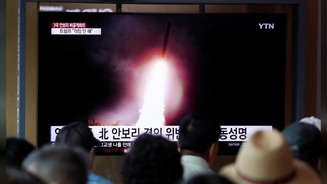 Người dân Hàn Quốc theo dõi diễn biến về vụ phóng thử tên lửa mới nhất của Triều Tiên hôm 2/8 (Ảnh: Reuters)