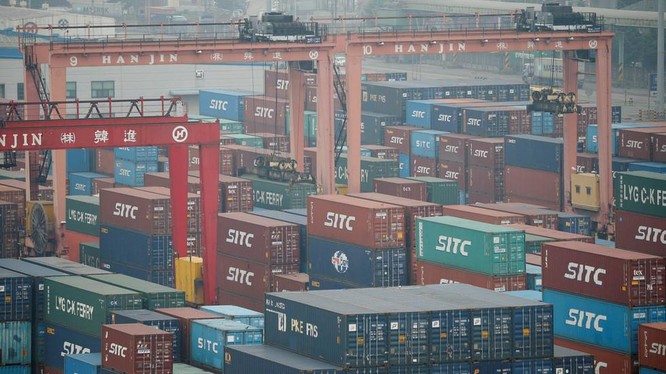 Các container hàng hóa nhập khẩu tại cảng Incheon, Hàn Quốc (Ảnh: RT)