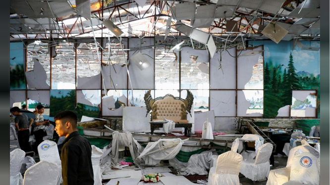 Nhân viên thu dọn hiện trường vụ đánh bom xảy ra trong sảnh cưới ở thủ đô Kabul, Afghanistan (Ảnh: Reuters)