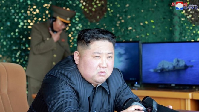 Lãnh đạo Triều Tiên Kim Jong-un thị sát một cuộc thử nghiệm vũ khí dẫn đường chiến lược mới vào ngày 4/5/2019 (Ảnh: Reuters)