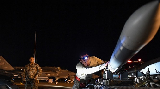 Mẫu tên lửa không-đối-không AIM-120 do Mỹ chế tạo (Ảnh: Defense News)