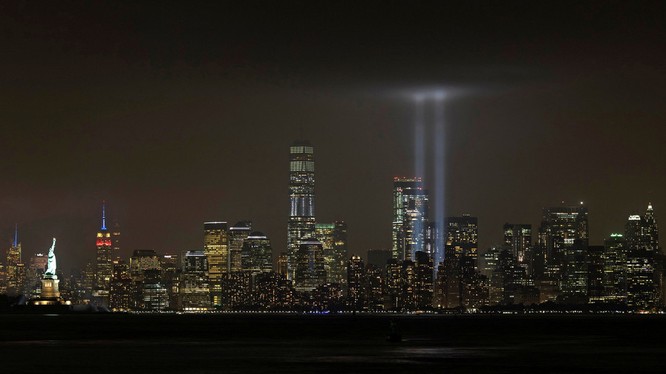 Hai cột sáng tượng trưng cho 2 tòa tháp đôi bị hủy diệt trong sự kiện khủng bố ngày 11/9 ở New York (Ảnh: RT)