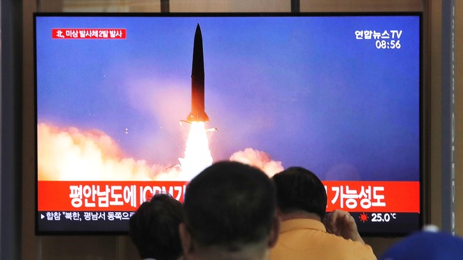 Người dân Hàn Quốc theo dõi một vụ phóng của Triều Tiên qua truyền hình (Ảnh: Time)
