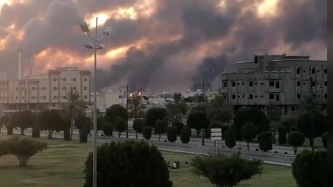 Khói bốc lên từ nhà máy dầu của Aramco hôm 14/9, sau khi bị tấn công (Ảnh: Reuters)