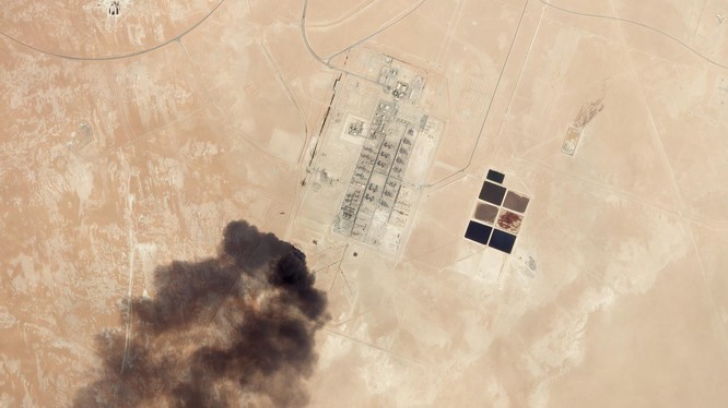Hình ảnh vệ tinh cho thấy cơ sở lọc dầu ở Abqaiq sau đòn tấn công mà Houthi nhận trách nhiệm (Ảnh: Bloomberg)