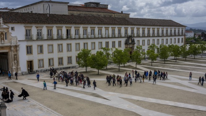 Coimbra, ngôi trường ĐH lâu đời nhất ở Bồ Đào Nha (Ảnh: Newsweek)
