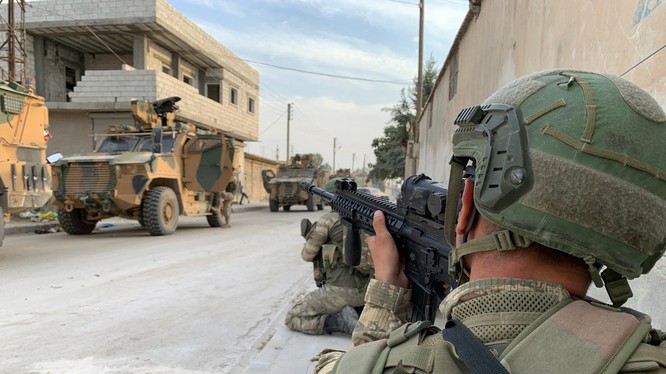 Binh sĩ Thổ Nhĩ Kỳ đóng tại thị trấn biên giới Tal Abyad của Syria (Ảnh: RT)