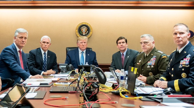 Tổng thống Trump cùng nhiều quan chức, tướng lĩnh cấp cao theo dõi cuộc đột kích thủ lĩnh IS trong Phòng Tình huống (Ảnh: Twitter)