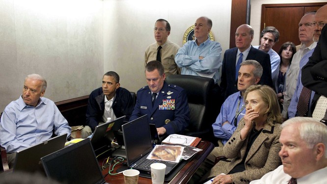 Hình ảnh Tổng thống Obama cùng các quan chức cấp cao theo dõi cuộc đột kích trùm khủng bố trong Phòng Tình huống ngày 1/5/2011 (Ảnh: Washington Post)