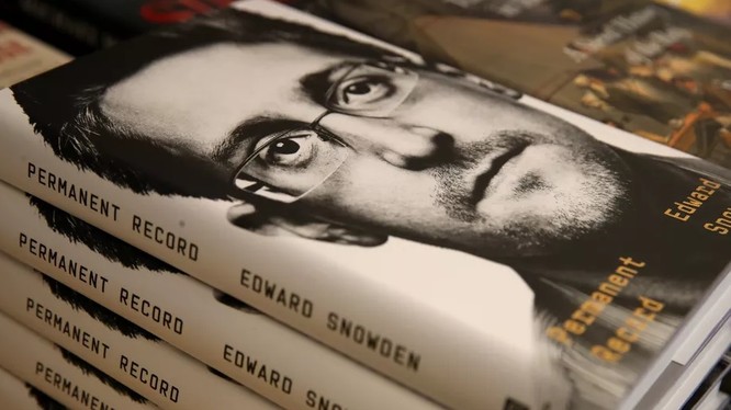 Cựu nhân viên CIA, "người thổi còi" Edward Snowden công kích các tập đoàn công nghệ lớn trong lúc giới thiệu cuốn sách mới xuất bản (Ảnh: Vox)