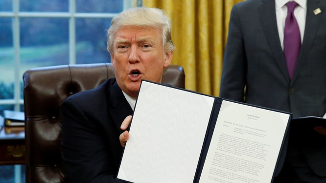 Ông Trump giơ cao sắc lệnh kèm chữ ký của mình về việc rút Mỹ khỏi TPP hồi tháng 1/2017 (Ảnh: Nikkei)