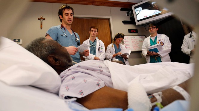 Ở Mỹ, sinh viên thực tập ngành y tại một bệnh viện, hay bác sĩ nội trú, là nghề được trọng dụng và được trả lương cao (Ảnh: The Nation)