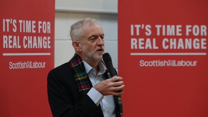 Lãnh đạo Công đảng đối lập Anh Jeremy Corbyn hứng chỉ trích kịch liệt (Ảnh: Reuters)