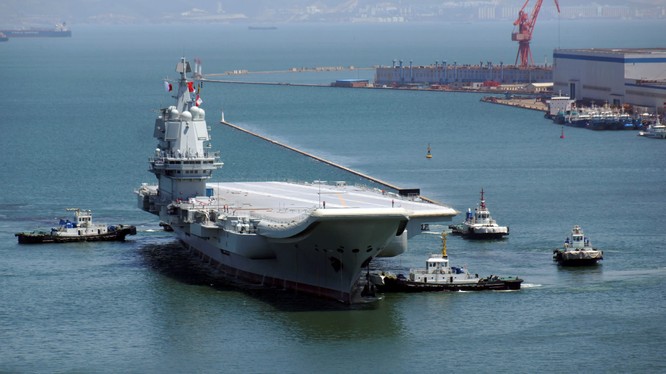 Hàng không mẫu hạm chưa đặt tên của Trung Quốc tại cảng Đại Liên (Ảnh: FT)
