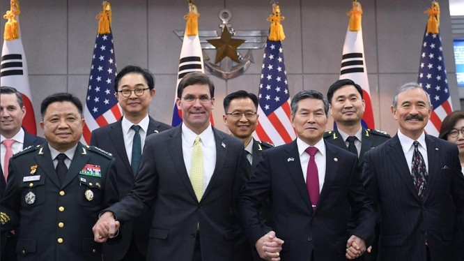Bộ trưởng Quốc phòng Mỹ Mark Esper chụp ảnh cùng người đồng cấp Hàn Quốc Jeong Kyeong-doo trước khi tham dự vòng họp ngày 15/11 tại Seoul (Ảnh: Reuters)