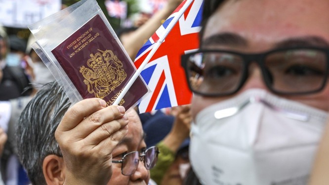 Hàng trăm người đã kéo đến lãnh sự quán Anh tại Hong Kong để kêu gọi nâng cấp quyền cư trú cho hộ chiếu BNO (Ảnh: SCMP)