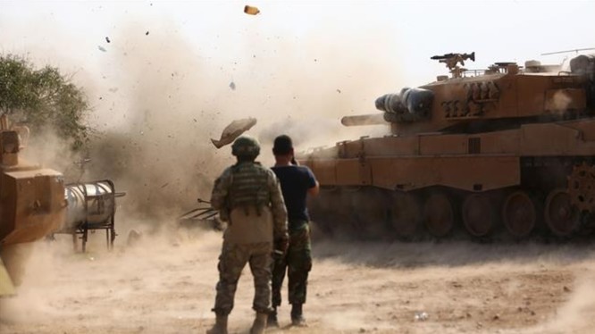 Binh sĩ Thổ Nhĩ Kỳ tại một vị trí ở phía Đông thị trấn Ra’s al-Ayn, bên cạnh một chiếc xe tăng đang bắn vào các vị trí do SDF nắm giữ vào ngày 28/10/2019 (Ảnh: PressTV)