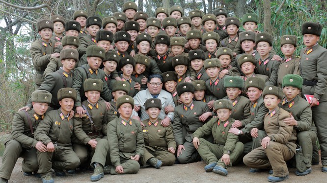 Ông Kim Jong-un cùng các binh sĩ tiền phương (Ảnh: KCNA)