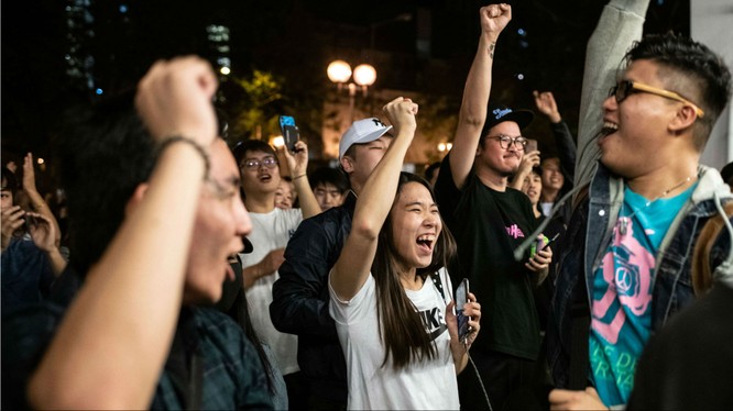 Những người ủng hộ ứng viên trẻ tuổi ăn mừng trước kết quả bầu cử địa phương ở Hong Kong (Ảnh: Getty)