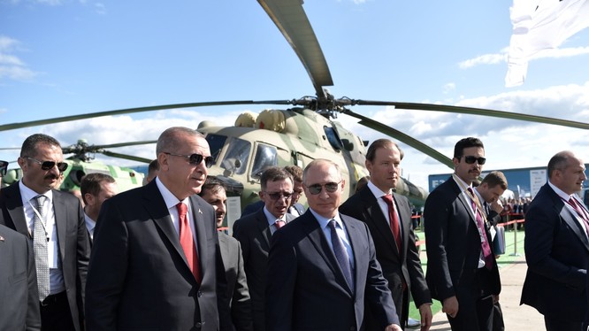 Tổng thống Nga Vladimir Putin và người đồng cấp Thổ Nhĩ Kỳ Recep Tayyip Erdogan tham dự triển lãm hàng không MAKS 2019 tại Zhukovsky, ngoại vi Moscow, Nga ngày 27/8/2019 (Ảnh: Reuters)