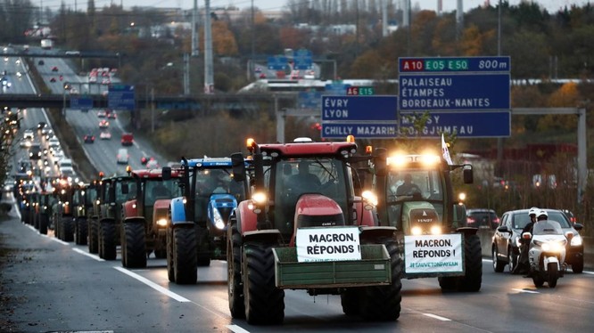 Xe đầu kéo của nông dân xuất hiện trên đường phố thủ đô Pháp (Ảnh: Reuters)