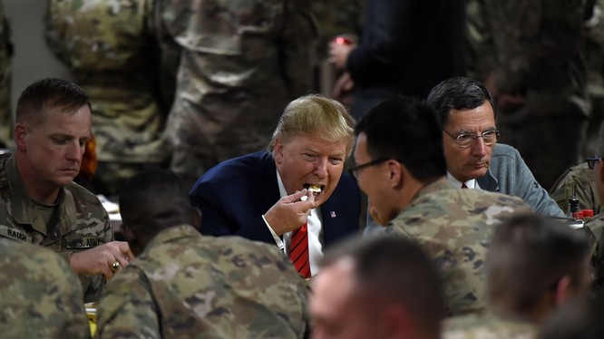 Ông Trump dùng bữa tối nhân ngày lễ Tạ ơn cùng các binh sĩ (Ảnh: Independent)