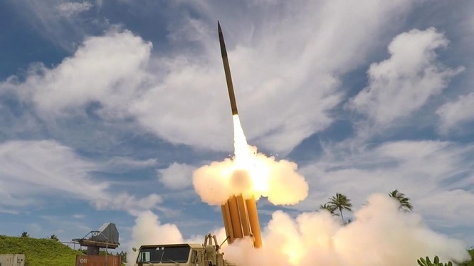 Hệ thống phòng thủ tên lửa THAAD do Mỹ sản xuất được thử nghiệm tại Hàn Quốc hồi năm 2017 (Ảnh: National Interest)