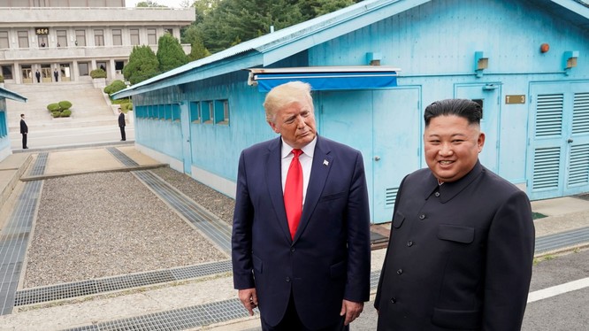 Tổng thống Trump có cuộc gặp với Chủ tịch Kim tại khu phi quân sự (DMZ) ngày 30/6/2019 (Ảnh: CNBC)