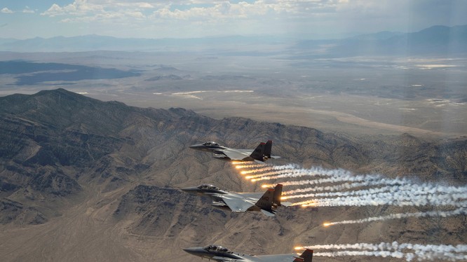 Mỹ sử dụng phi cơ chiến đấu F-15 Strike Eagle trong đòn không kích nhằm vào 5 mục tiêu ở Iraq và Syria (Ảnh: NBC)