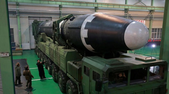Chủ tịch Triều Tiên Kim Jong-un thị sát một cơ sở chế tạo tên lửa Hwasong-15 (Ảnh: KCNA)