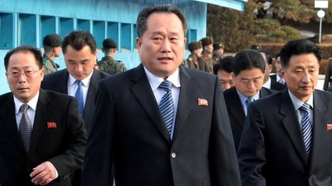Phái đoàn Triều Tiên do ông Ri Son Gwon dẫn đầu tới tham dự một cuộc họp tại làng Panmunjom ngày 9/1/2018 (Ảnh: Reuters)
