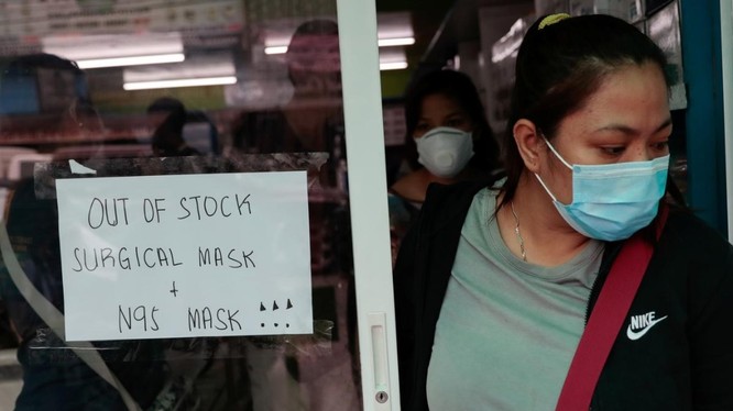 Một cửa hiệu thuốc ở Manila, Philippines thông báo "cháy hàng" khẩu trang (Ảnh: Reuters)