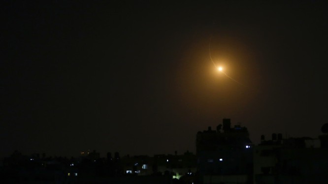 Nhiều rocket được cho là phóng từ Dải Gaza sang lãnh thổ Israel trong đêm 30/1 (Ảnh: RT)
