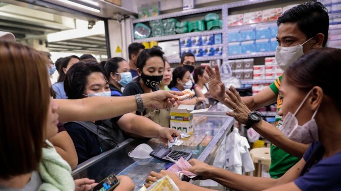 Người dân đổ xô đi mua khẩu trang phòng virus Corona chủng mới tại một cửa hiệu thuốc ở Manila, Philippines (Ảnh: Reuters)