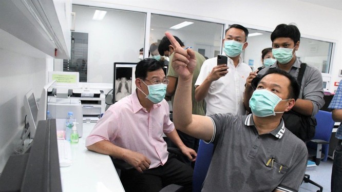Bộ trưởng Y tế Thái Lan Anutin Charnvirakul xem hình ảnh bệnh nhân nhiễm virus corona tại Trung tam Bệnh truyền nhiễm Bamrasnaradura ở Nonthaburi, ngoại ô Bangkok (Ảnh: AFP)