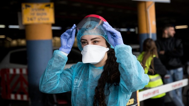 Nhân viên Trung tâm Y tế Shaare Zedek Medical (Jerusalem) mang đồ phòng hộ chuẩn bị khám cho một phụ nữ Trung Quốc nghi nhiễm virus corona (Ảnh: Israel21c)