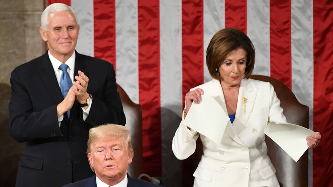 Hình ảnh Chủ tịch Hạ viện Nancy Pelosi xé toạc bản sao Thông điệp liên bang cho thấy thất bại cùng sự phẫn nộ của đảng Dân chủ (Ảnh: DailyBeast)