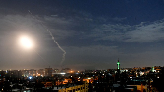 Bầu trời Damascus rực sáng vì đòn tấn công bằng tên lửa nghi do Israel thực hiện (Ảnh: RT)