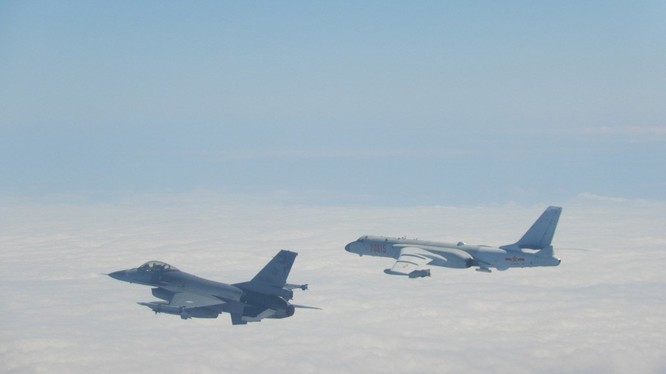 Chiến đấu cơ F-16 của Đài Loan mang tên lửa áp sát máy bay ném bom H-6 của Trung Quốc (Ảnh: focustaiwan)