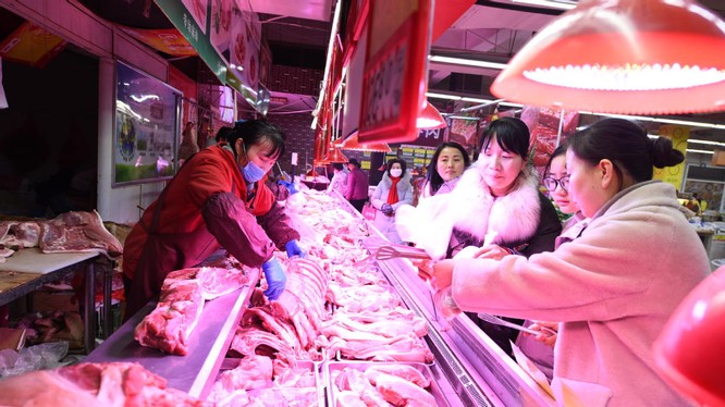 Giá thịt lợn ở Trung Quốc tăng đột biến do gián đoạn nguồn cung và dịch bệnh do nCoV hoành hành (Ảnh: ChinaDaily)