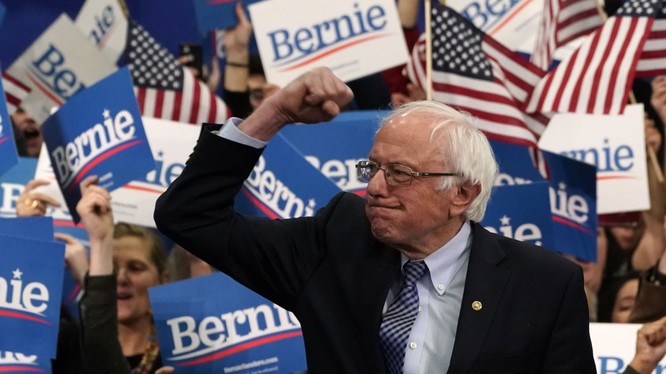 Ứng viên Bernie Sanders ăn mừng chiến thắng sau khi giành vị trí thứ nhất trong cuộc bầu cử sơ bộ ở New Hampshire (Ảnh: Sky News)