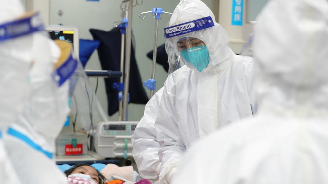 Các bác sĩ thăm khám cho một bệnh nhân nhiễm COVID-19 tại bệnh biện trung ương Vũ Hán (Ảnh: France24)