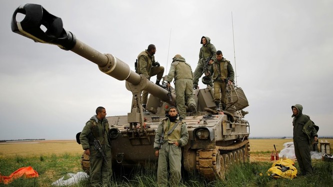 Binh sĩ Israel tại khu vực gần biên giới với Dải Gaza (Ảnh: RT)