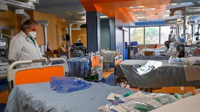 Bác sĩ thăm khám khu điều trị tích cực bệnh nhân COVID-19 tại một bệnh viện ở Rome (Ảnh: AFP)