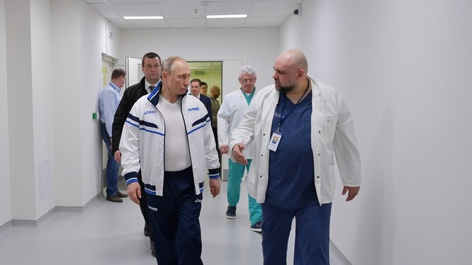 Tổng thống Putin nói chuyện với bác sĩ Denis Protsenko lúc tới thăm cơ sở điều trị bệnh nhân COVID-19 (Ảnh: RT)
