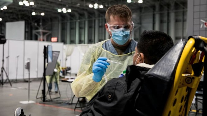 Bác sĩ lấy mẫu bệnh phẩm để xét nghiệm COVID-19 tại thành phố New York ngày 4/4 (Ảnh: Reuters)