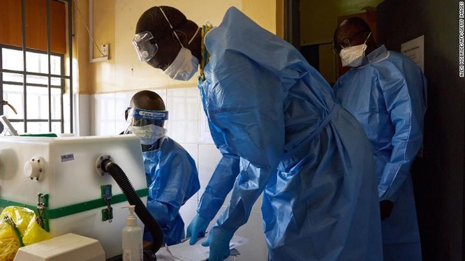 Nhân viên y tế xét nghiệm mẫu bệnh phẩm tại phòng thí nghiệm ở Juba, Nam Sudan (Ảnh: CNN)